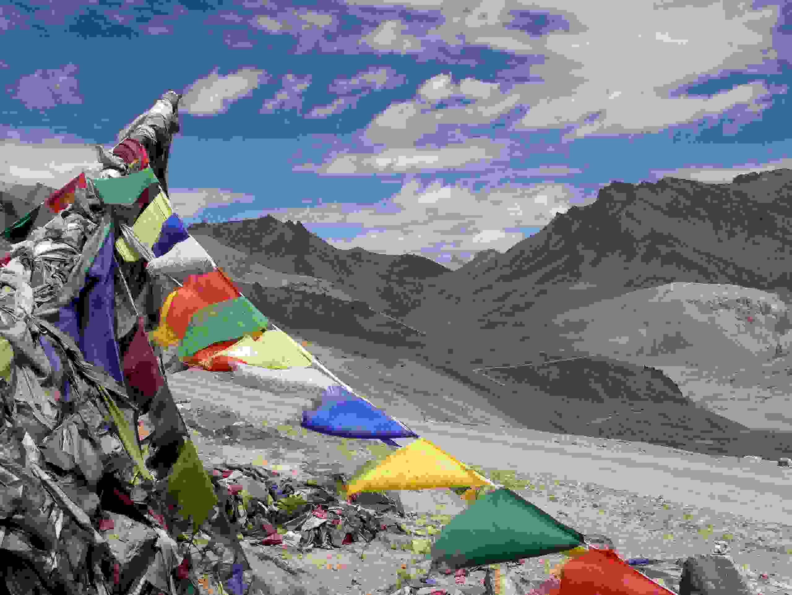 Naki La (4910 m), im Hintergrund Lachulung La (5043 m)