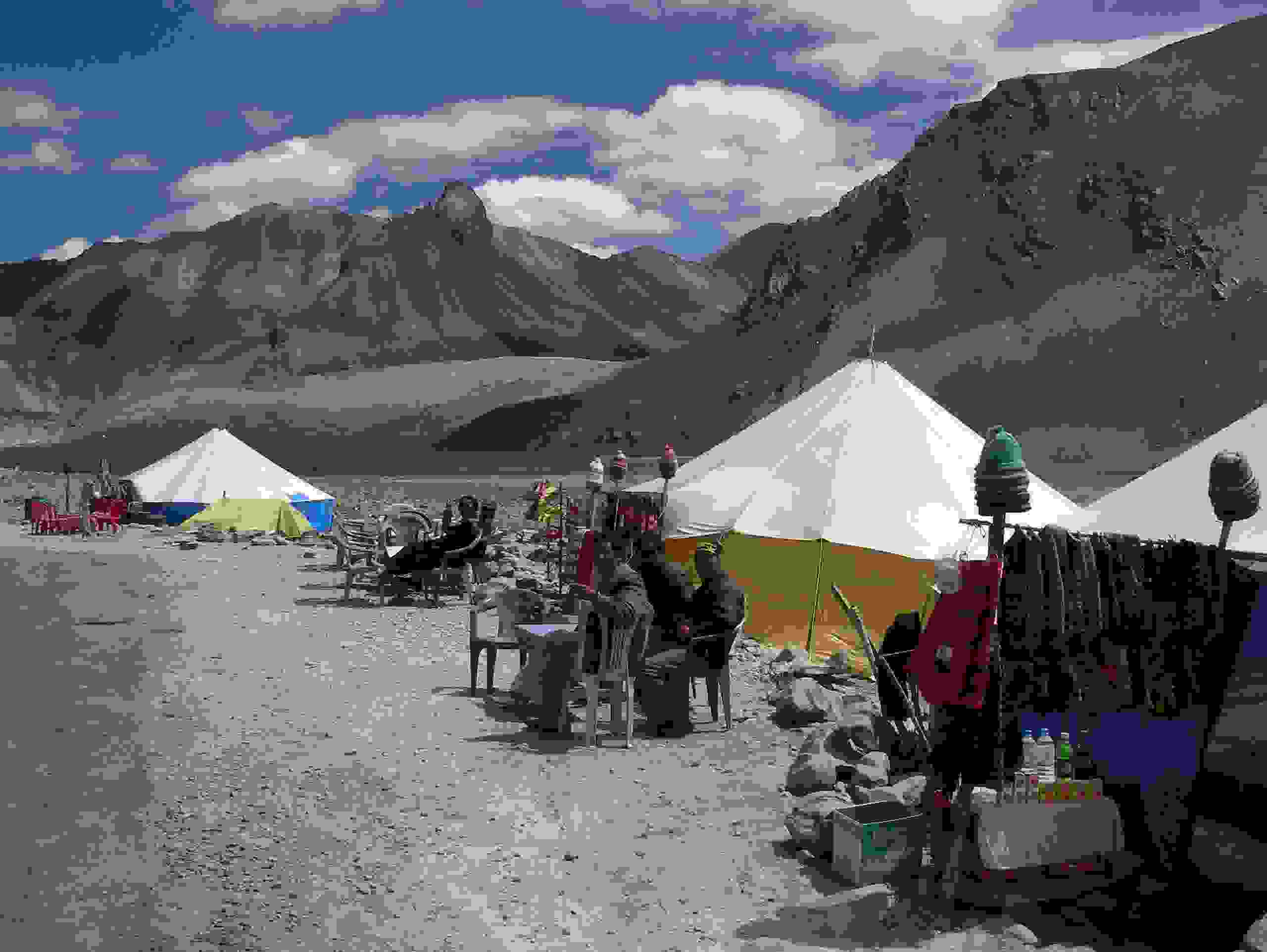 Dhabas am Wegesrand, kurz vor der Grenze zu Ladakh