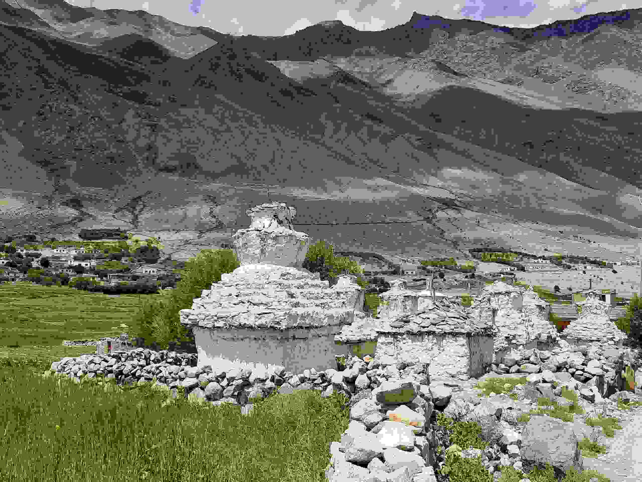 alte Chörten im Dorf Khardung, Khardung La Passstrasse 
