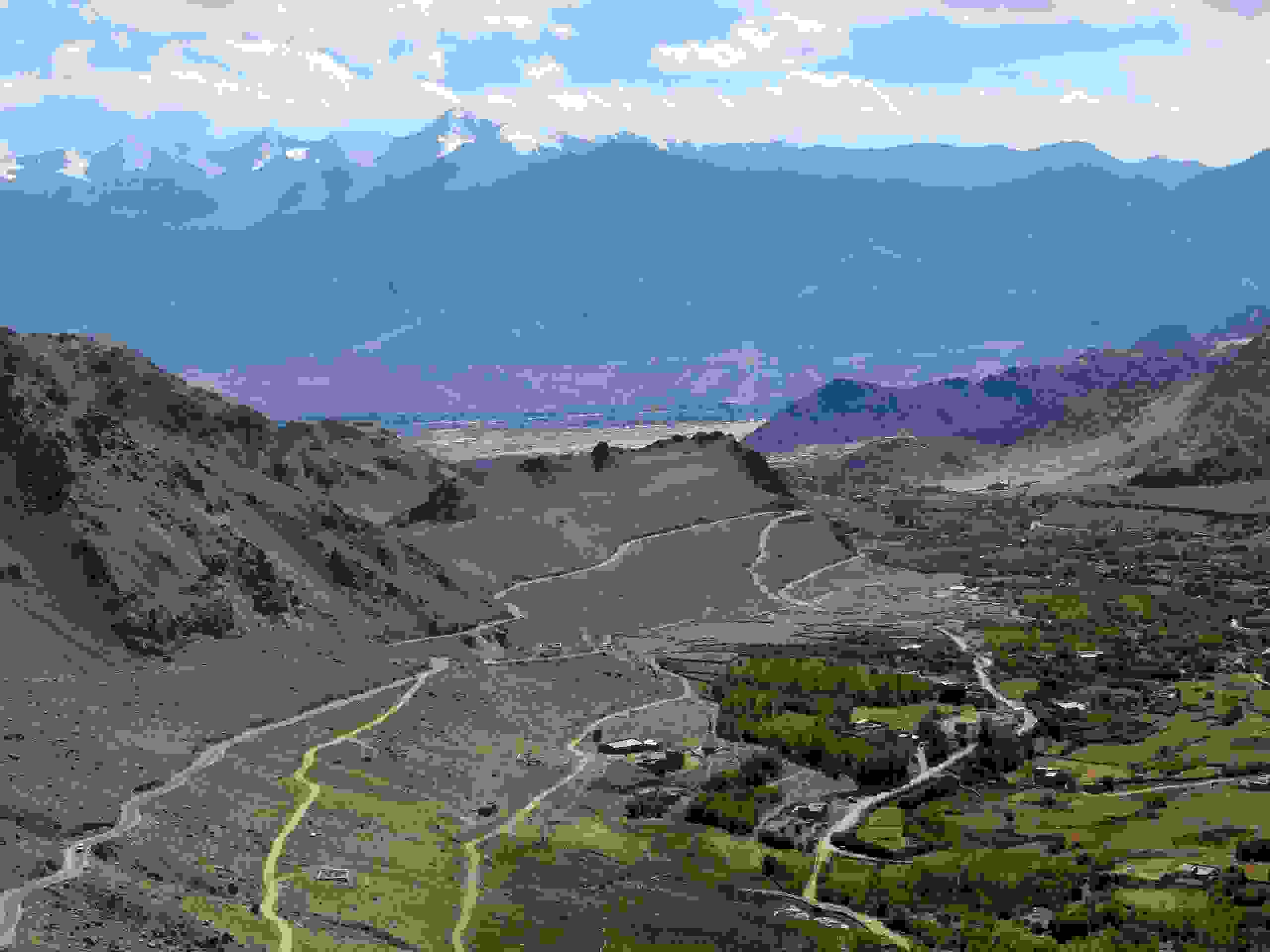 Blick vom Khardung La hinunter nach Leh