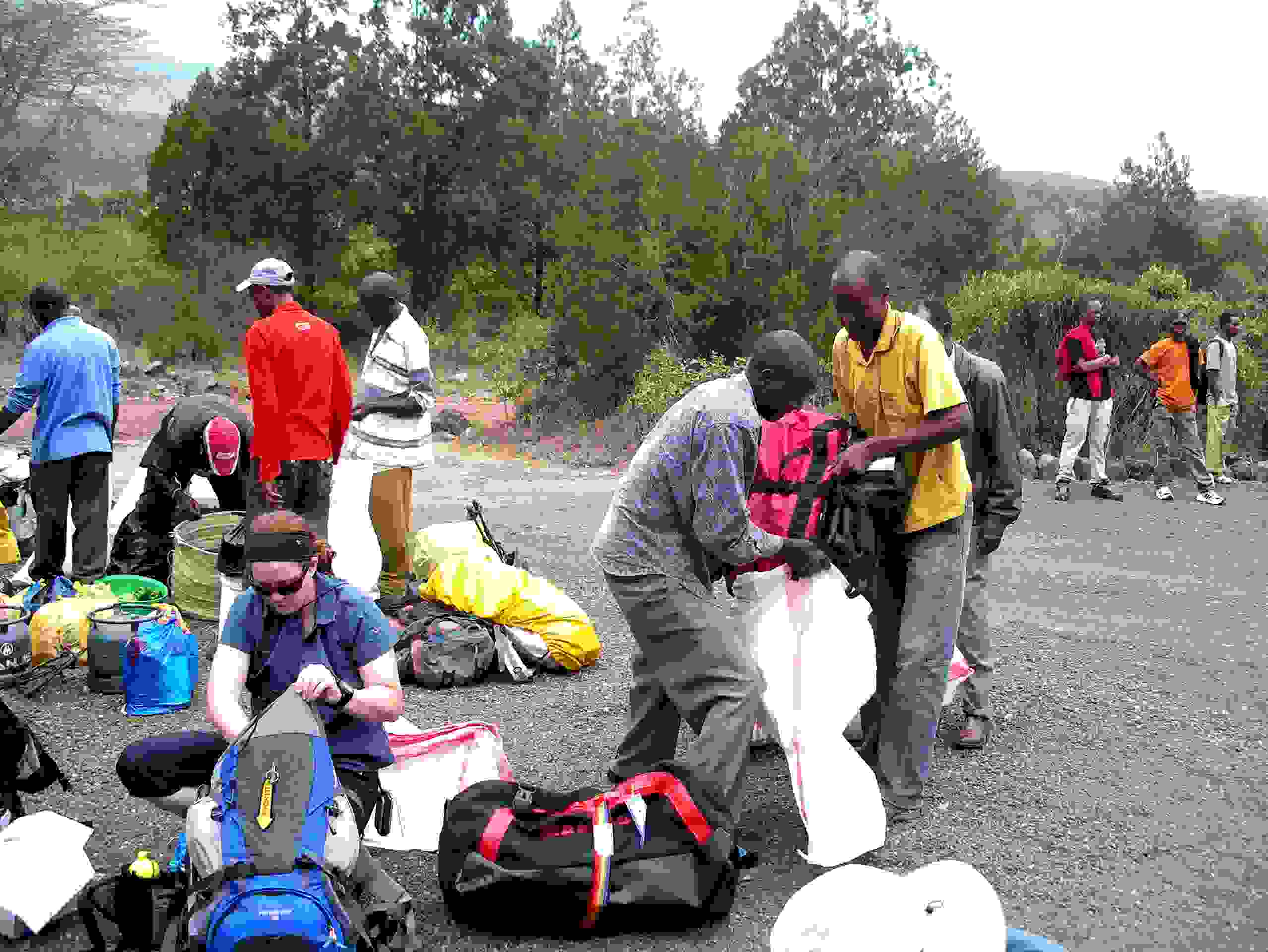 Verpacken aller Utensilien für das Bergtrekking