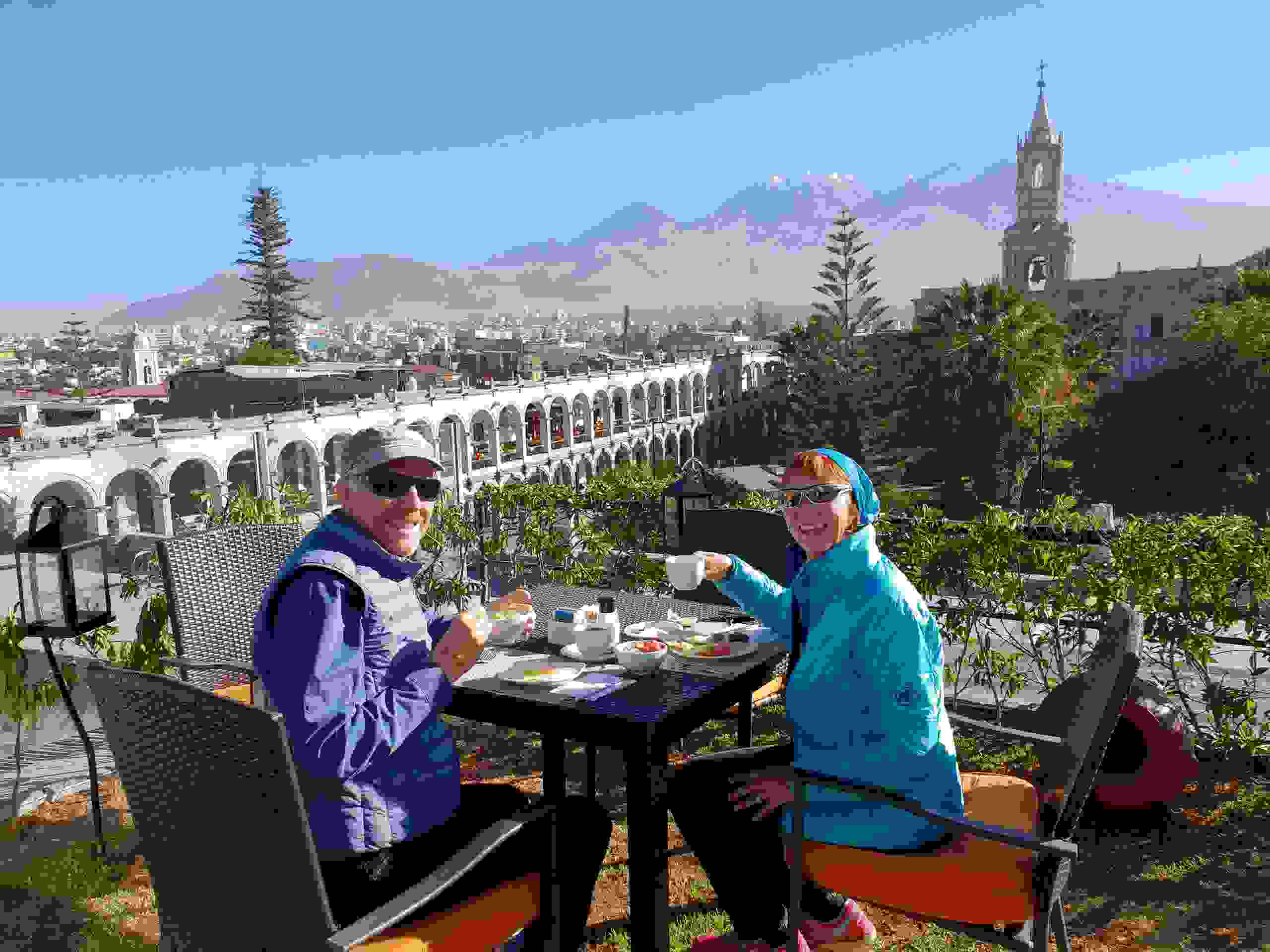 Blick von der Dachterrasse unseres Stadthotels, Arequipa