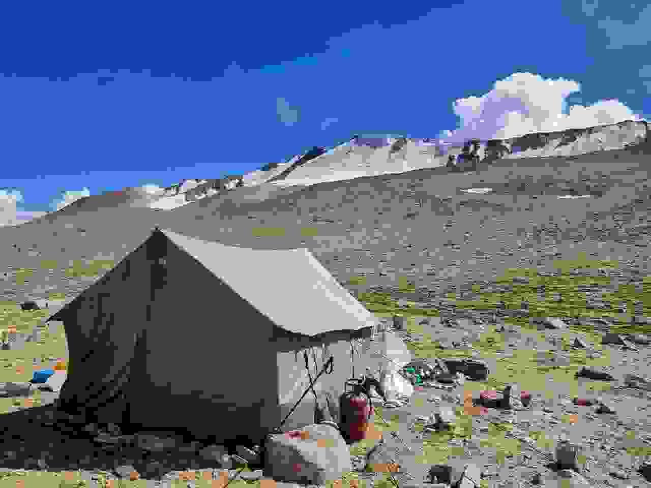 Blick vom Basecamp auf den Mentok Kangri (6210 m), Ladakh