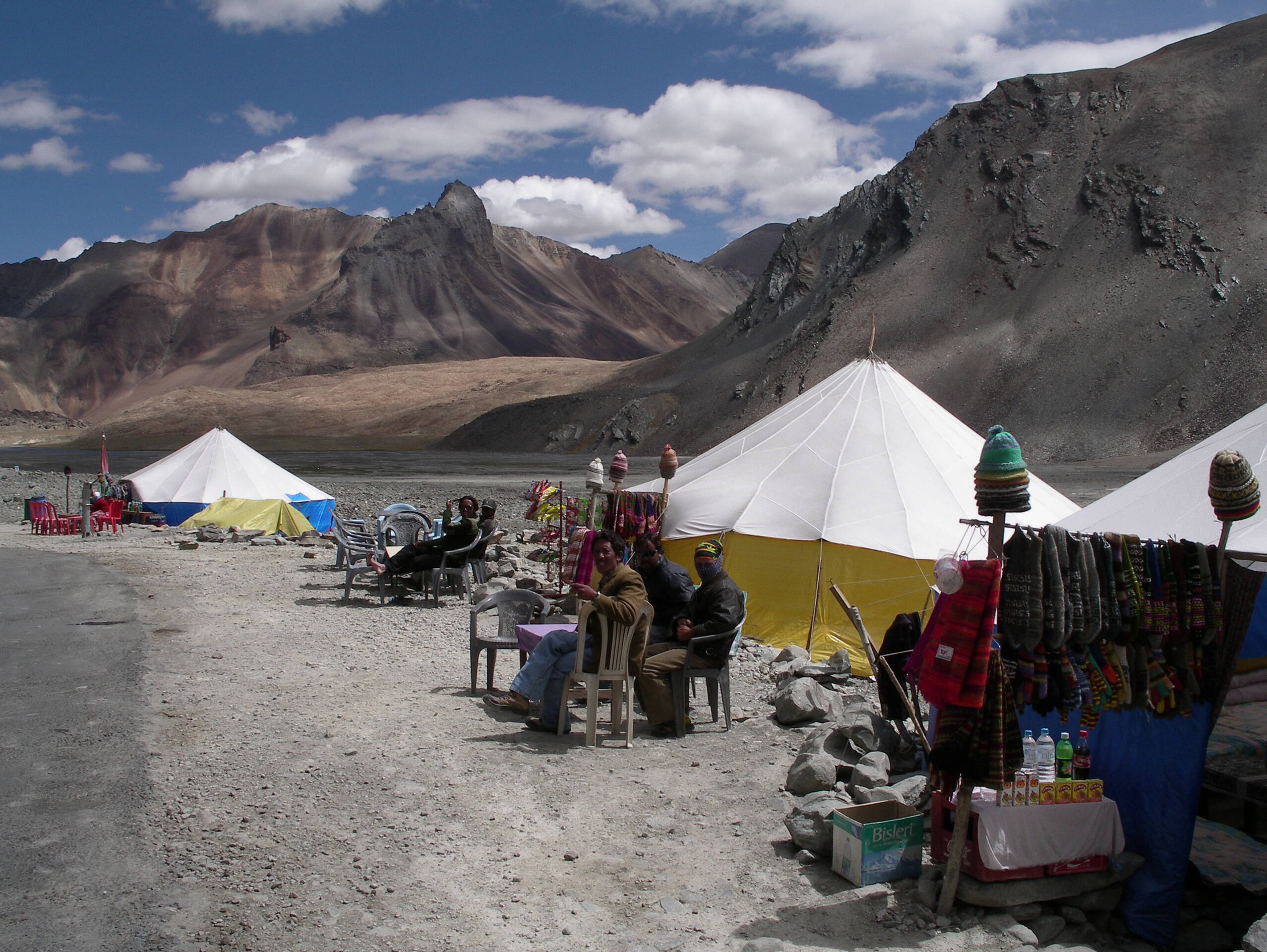 Dhabas am Wegesrand, kurz vor der Grenze zu Ladakh