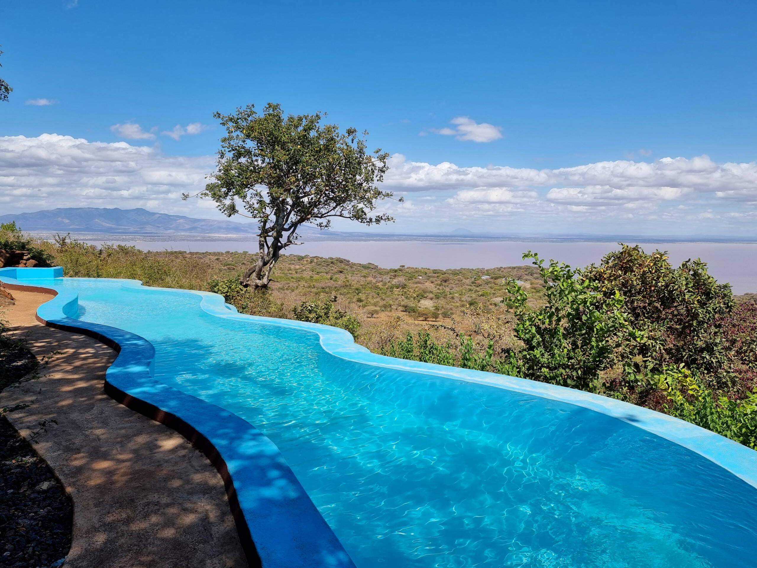 Pool unseres Boutique Hotels mit Aussicht auf den Lake Manyara
