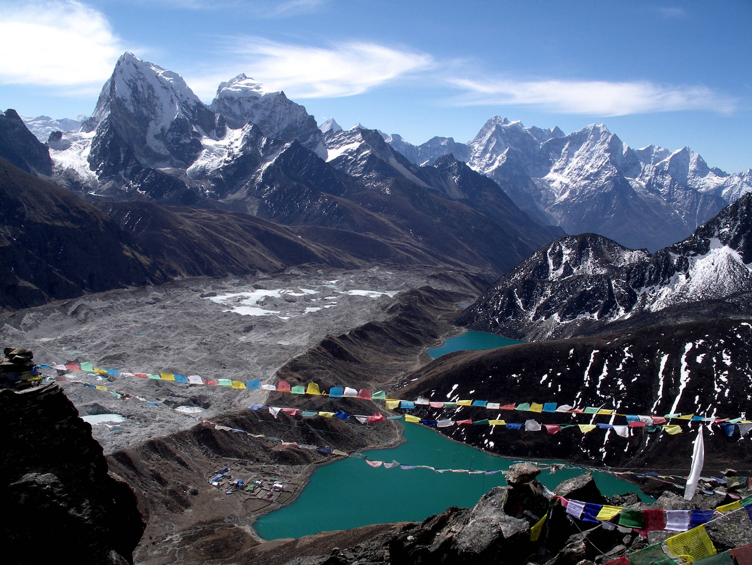 Blick vom Gokyo Ri (5357 m) mit Arakamtse ganz links (6440 m)