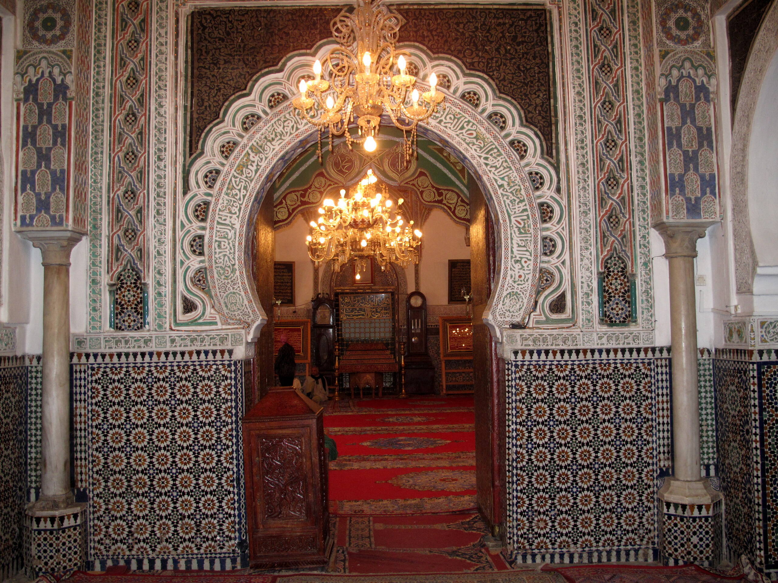 Eingang zu einem traditionellen Restaurant in Fès