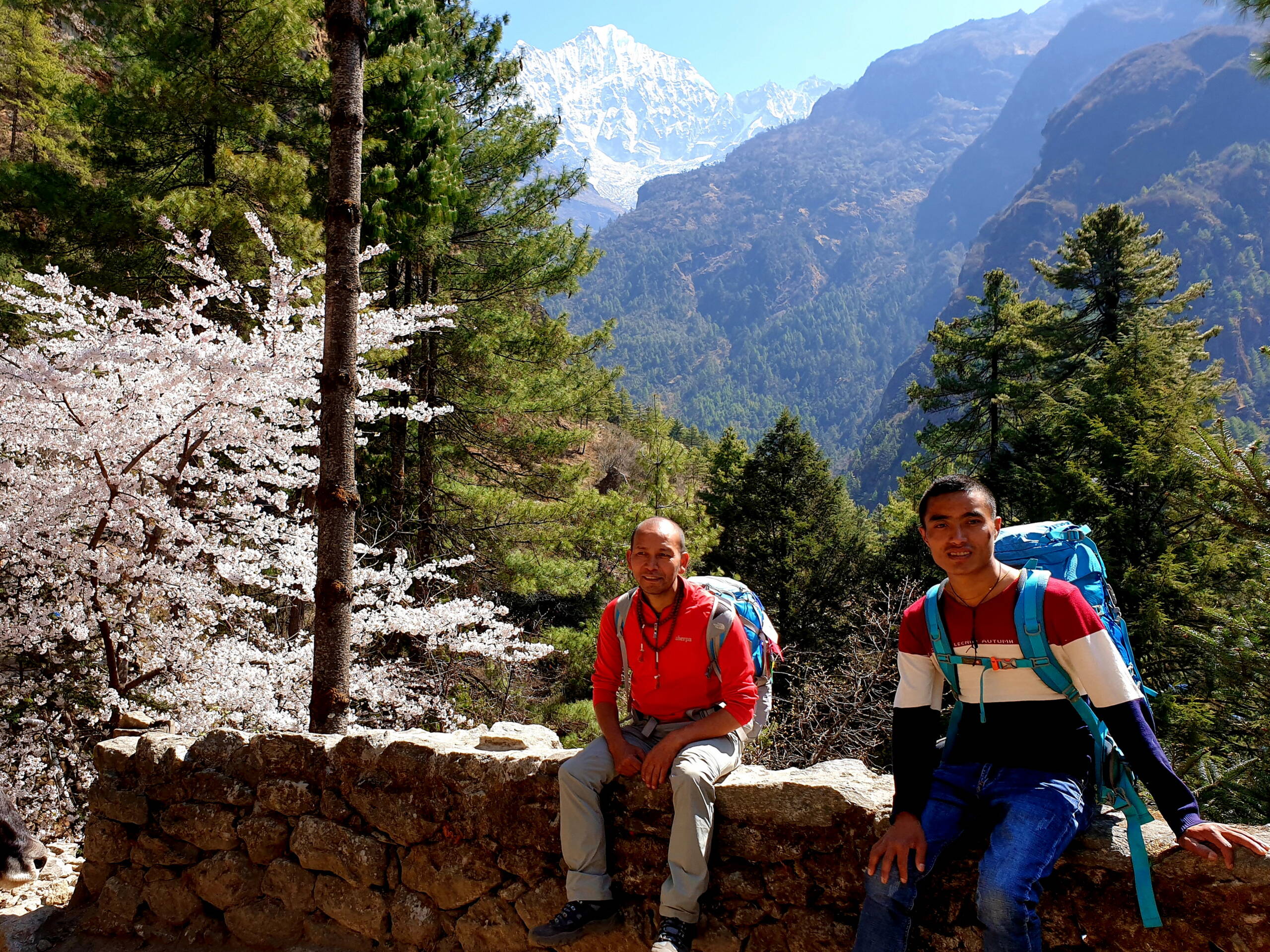 Guides Pasang & Lobsang in Bengkar, mit Thamserku (6618 m)