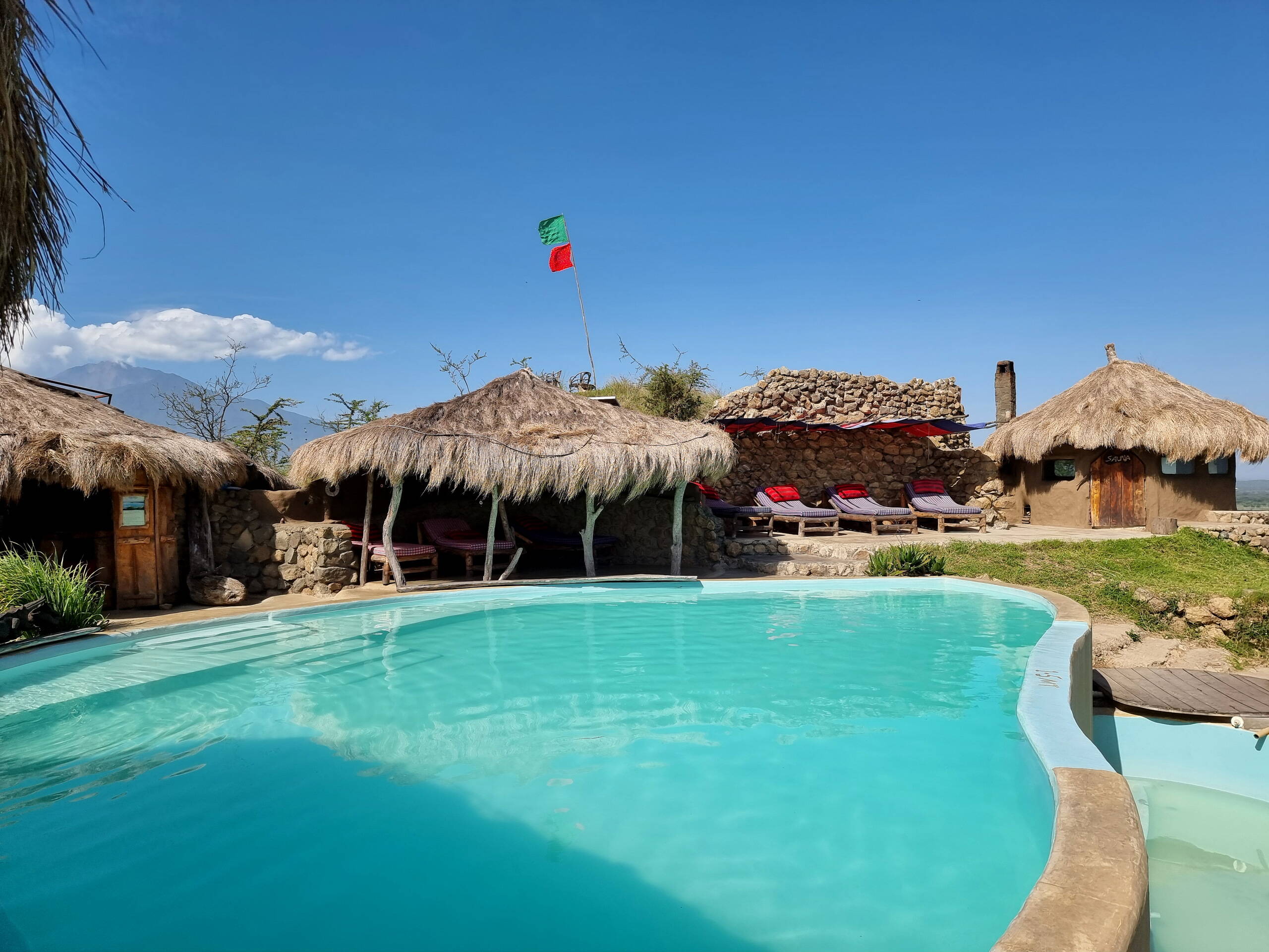 Swimmingpool unserer Lodge im Massai Hochland