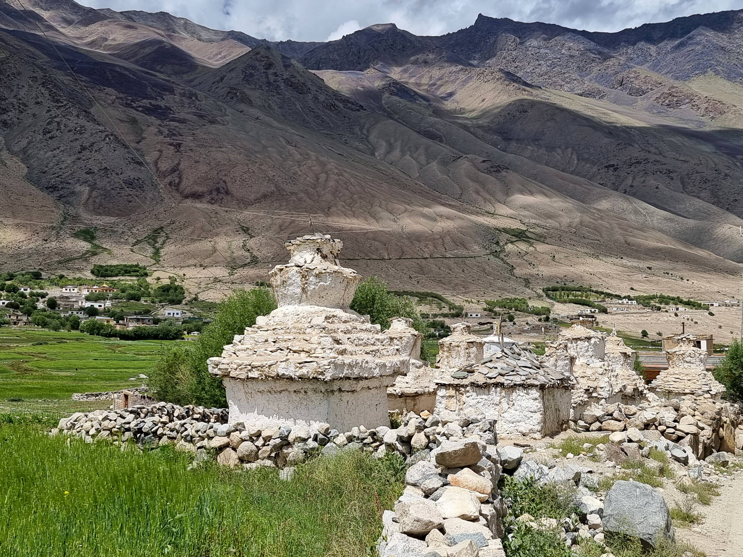 alte Chörten im Dorf Khardung an der Khardung La Passstrasse 