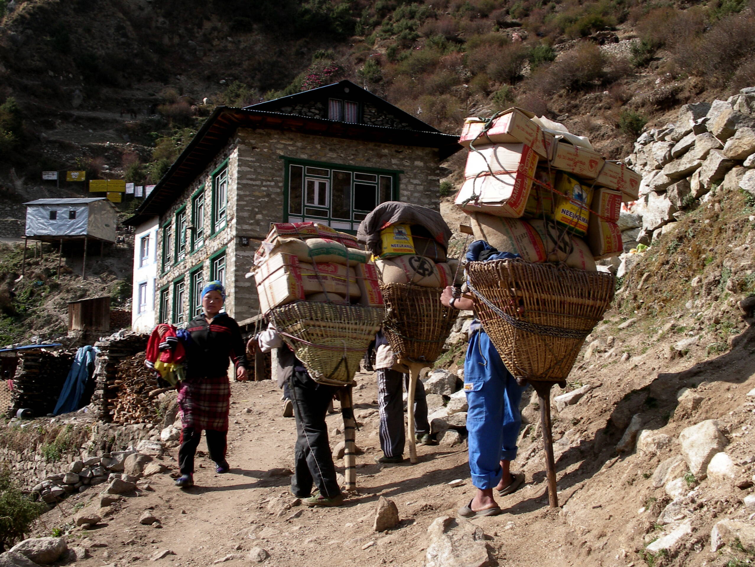 Träger kurz vor Namche Bazar (3440 m), unteres Khumbu Tal