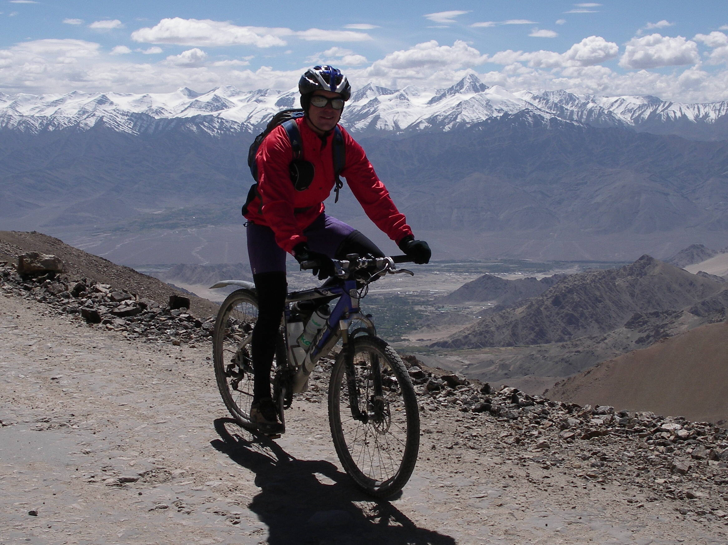 Fahrt vom Khardung La (5360 m) hinunter nach Leh