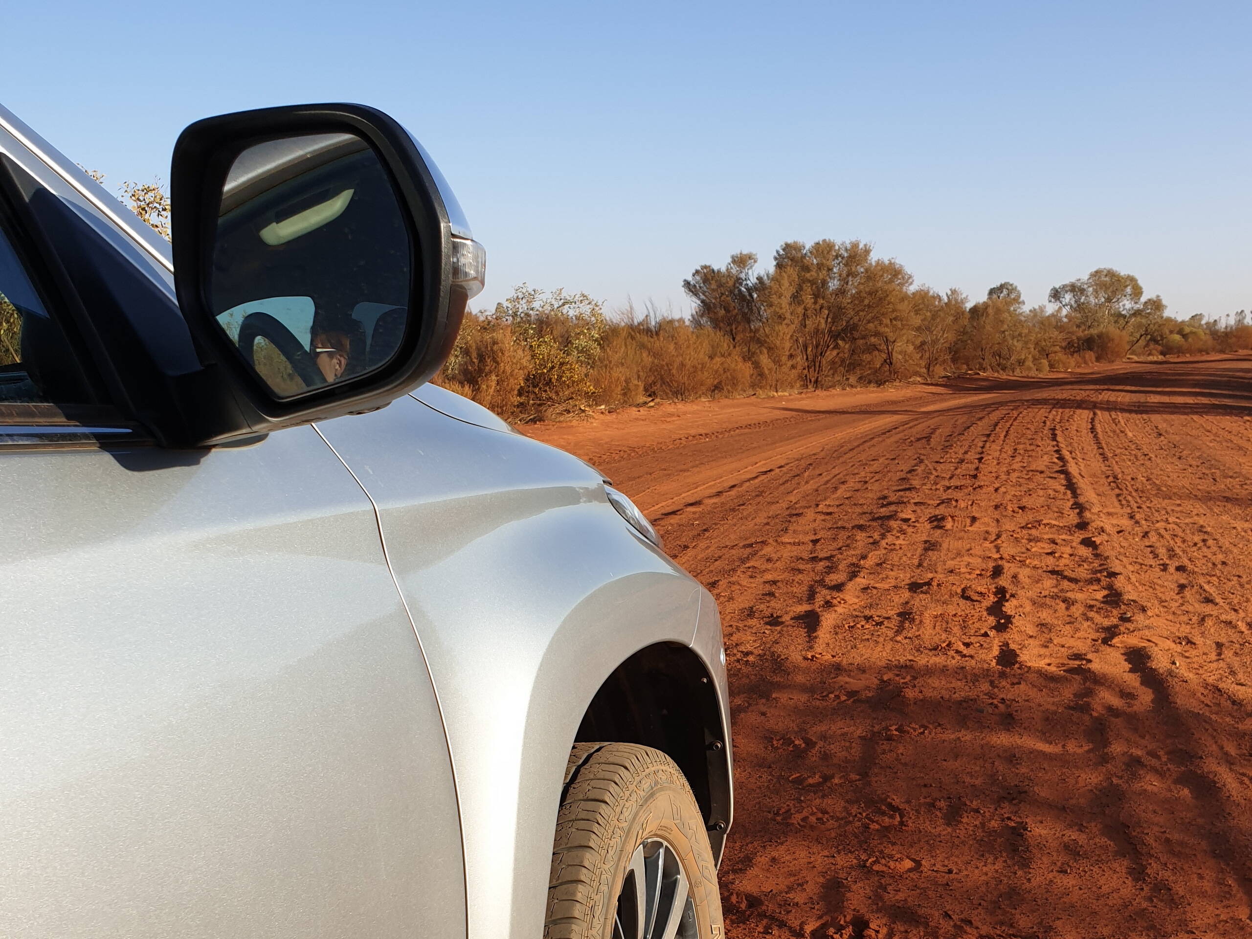 mit 4WD-Mietauto auf der Mereenie-Road, Nothern Territory