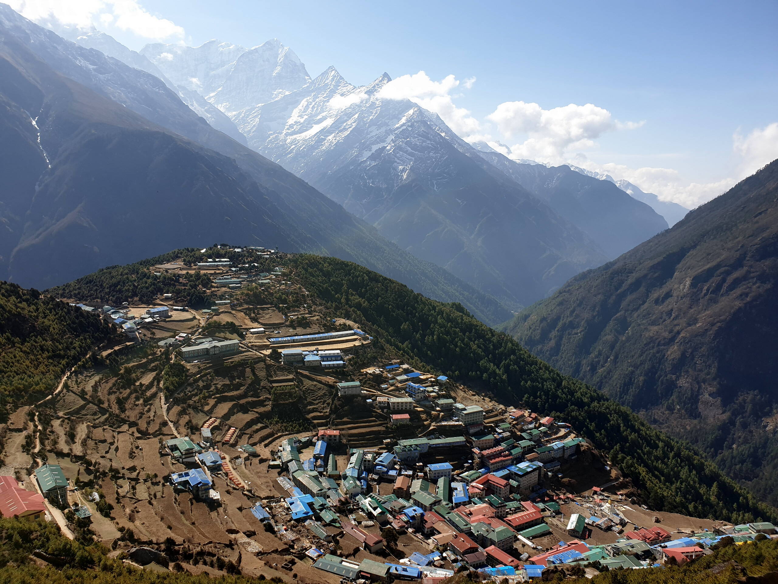 Namche Bazar (3440 m) mit Kusum Khangkaru (6370 m)
