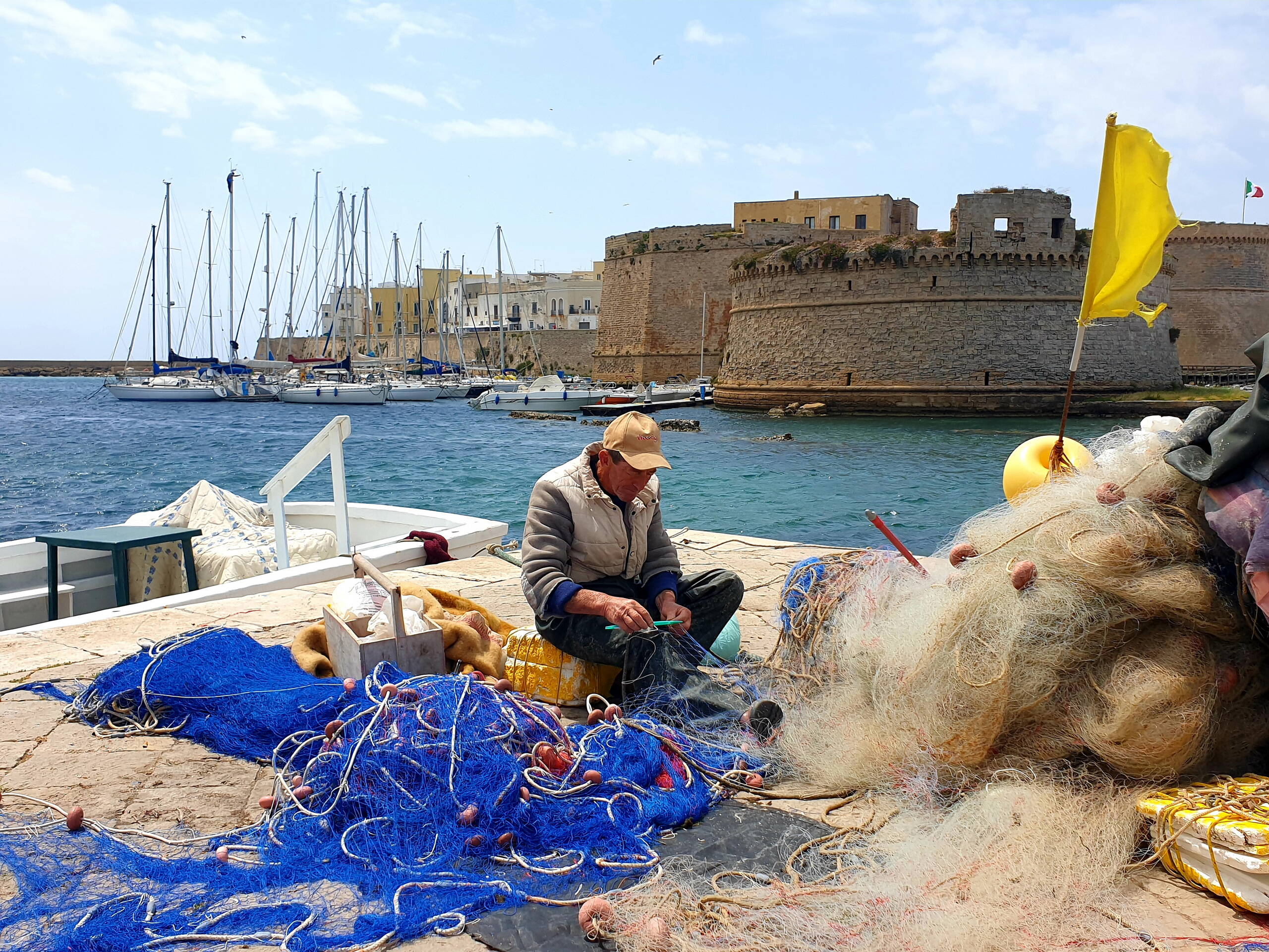 Fischer und Castello am Eingang zur Altstadt, Gallipoli