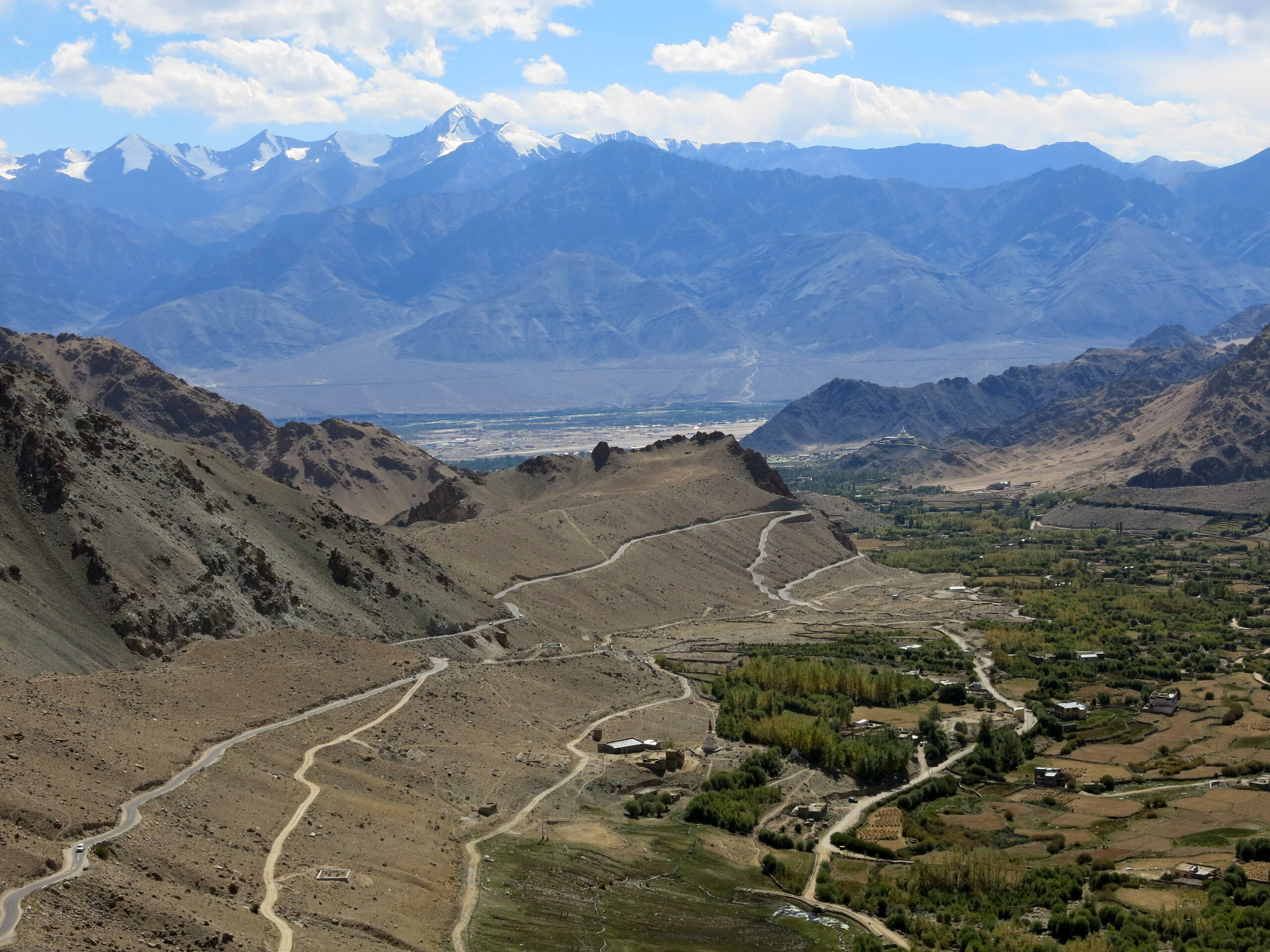 Blick vom Khardung La hinunter nach Leh