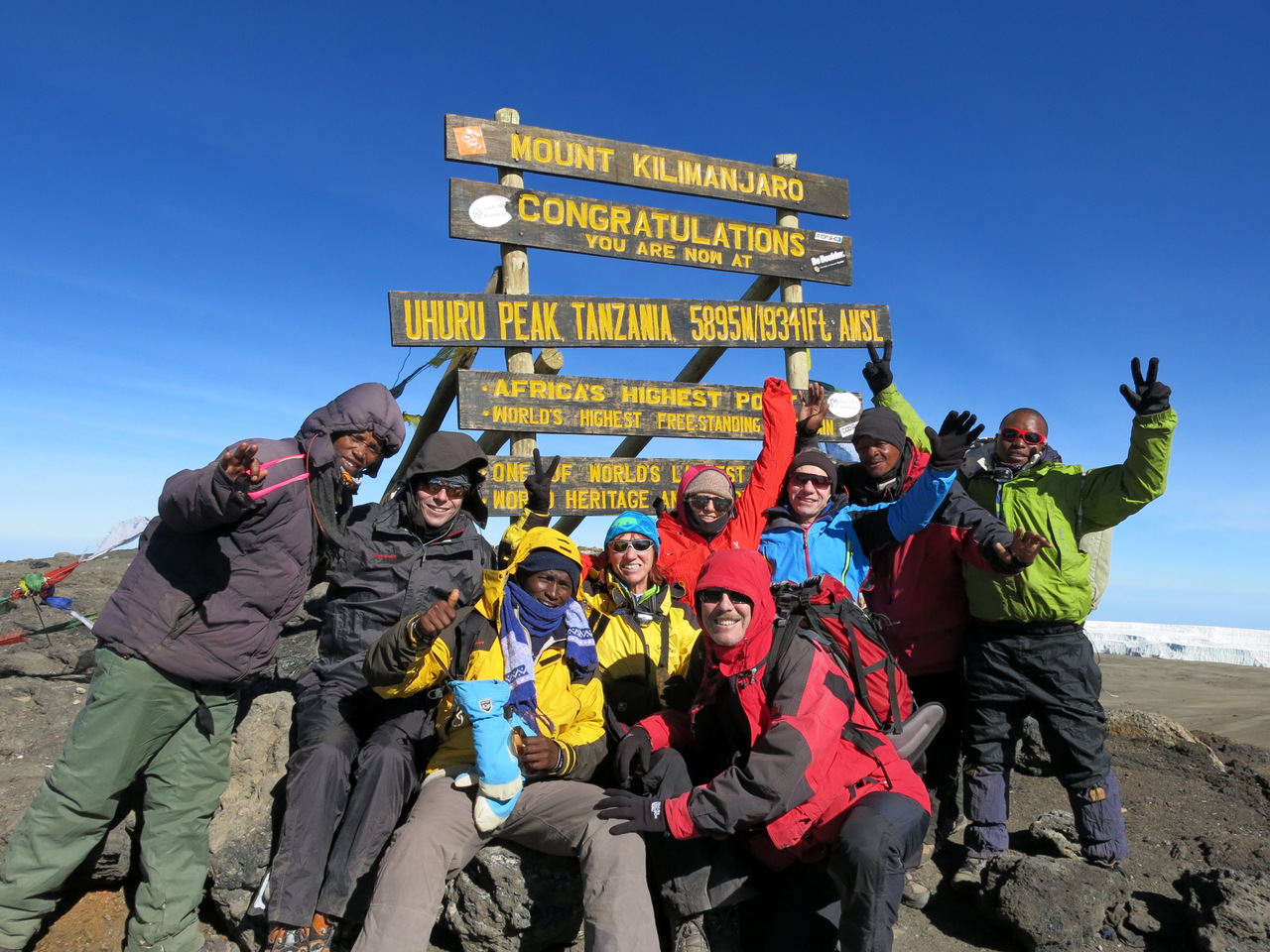 unsere Kleingruppe auf dem höchsten Punkt des Kili unsere Kleingruppe auf dem höchsten Punkt des Kili