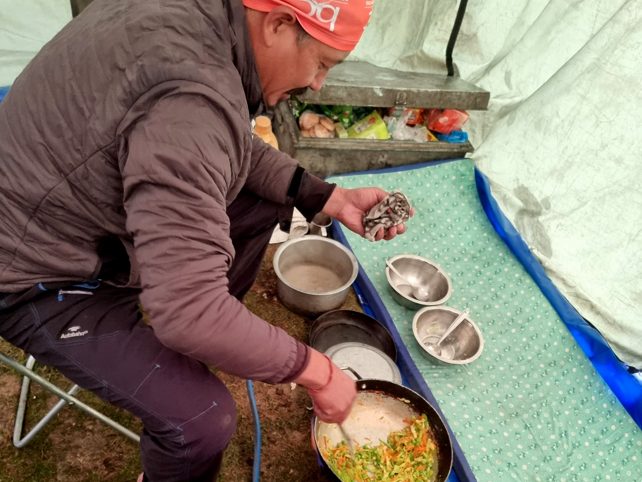unser Küchenchef im Element, Changthang-Ladakh
