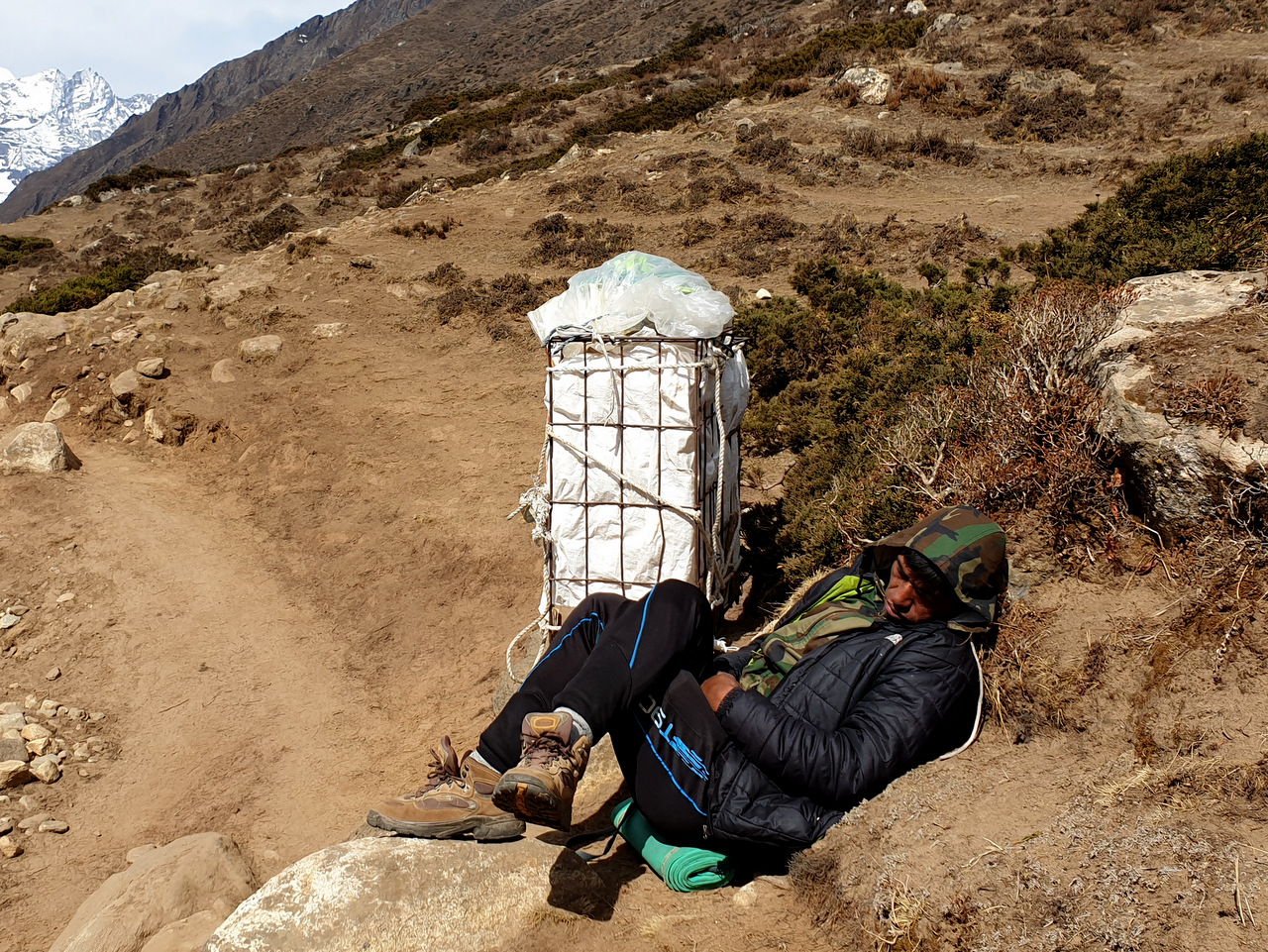 ermüdeter Träger im Khumbu Valley
