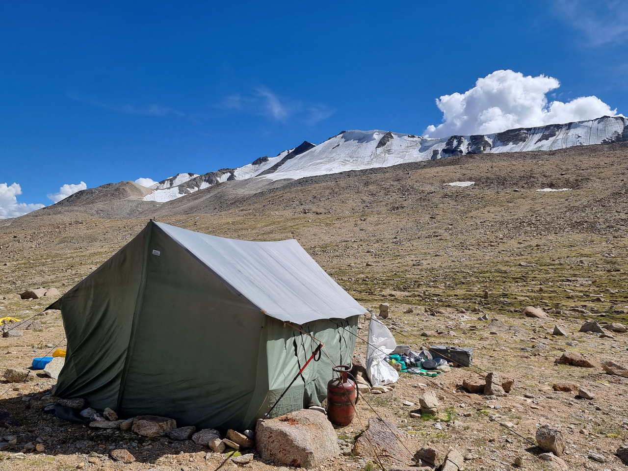 Blick vom Basecamp auf den Mentok Kangri (6210 m), Ladakh