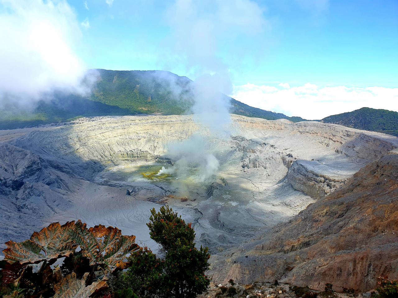 Blick in den Innenkrater des Vulkanes Póas